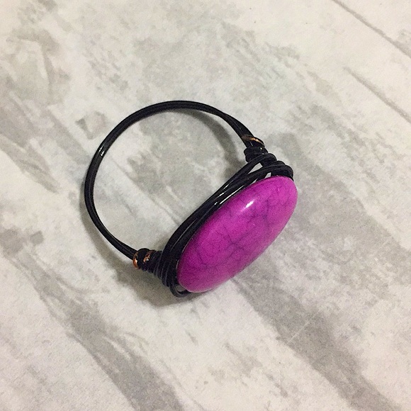 Hand crafted magenta wire wrapped ring - Picture 3 of 7